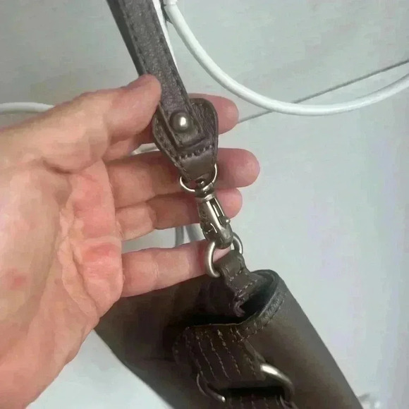 Kenneth Cole Reaction Brown Leather Wristlet Handbag - Picture 2 of 9